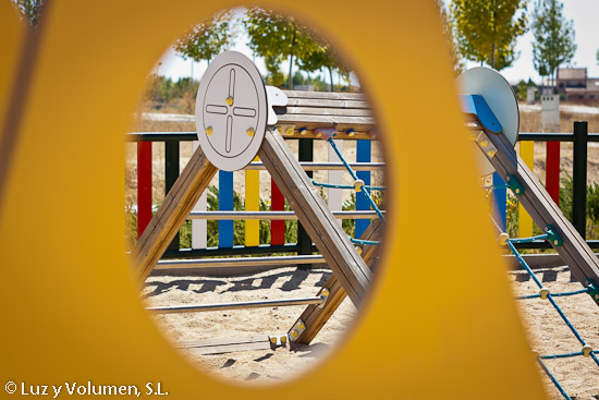 Parcelas residenciales en Bargas. Juegos infantiles dentro del parque situado en zona verde.